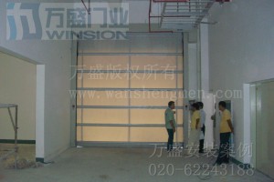 塑胶制品行业快速卷门安装案例